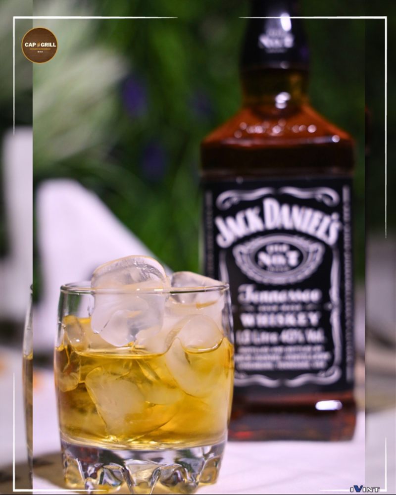 Whisky servi sur glace au bar de Cap Grill
